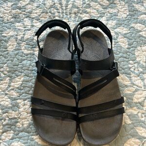 Women Merrell Sandspur Rose Convert black sandals size 11, worn one time.